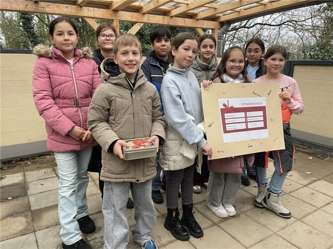 Mit großer Freude überreichte die Schülerzeitung-AG ihre Spende an das Tierheim.  Foto: Helene Schäuble