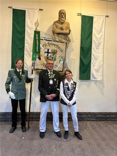 Brohler Matthias-Schützenverein triumphiert doppelt Mit großer Freude und voller Stolz konnten die Schützenbrüder und -schwestern der Sankt Matthias Schützenbruderschaft aus Brohl am Endes des 74. Bezirkskönigsschießen des Schützenbezirksverbandes Rhein-Ahr Mitte Oktober, welches auf dem Brohler Schützenplatz stattfand, am Ende dieser Veranstaltung gleich zwei prestigeträchtige Titel für sich beanspruchen. Fotos: privat