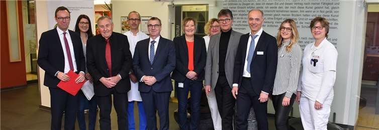 Mit großer Freude wurde Gesundheitsstaatssekretär Dr. Alexander Wilhelm (li.) im St. Elisabeth empfangen. Er überbrachte im Beisein von Vertretern des Landkreises Fördermittelbescheide in Höhe von rund 1,5 Millionen Euro. Foto: privat