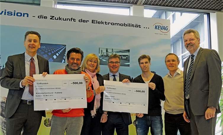 Mit großer Freude wurden die beiden Schecks übe 500 Euro entgegengenommen.  privat