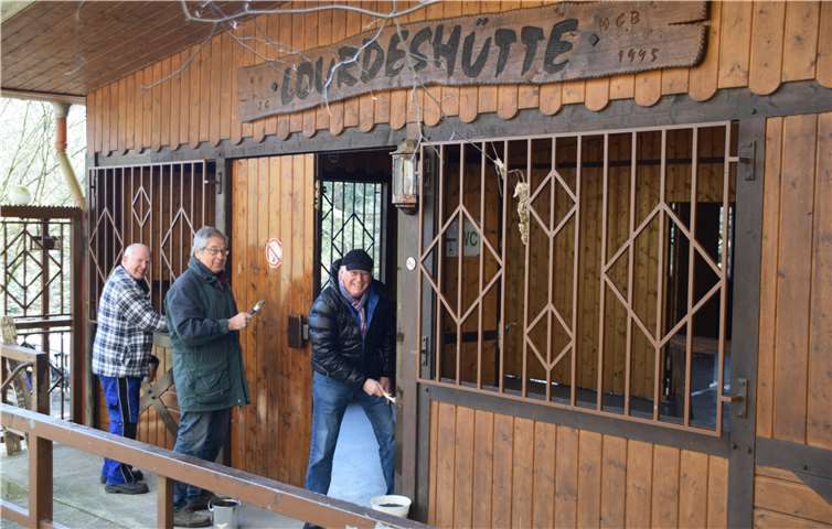 Mit großer Motivation waren die Mitglieder der Männerchores am Werk. Foto: privat