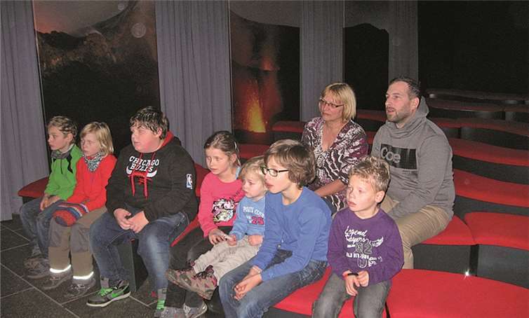 Mit großer Spannung verfolgten die Kinder den Film über Vulkane. privat