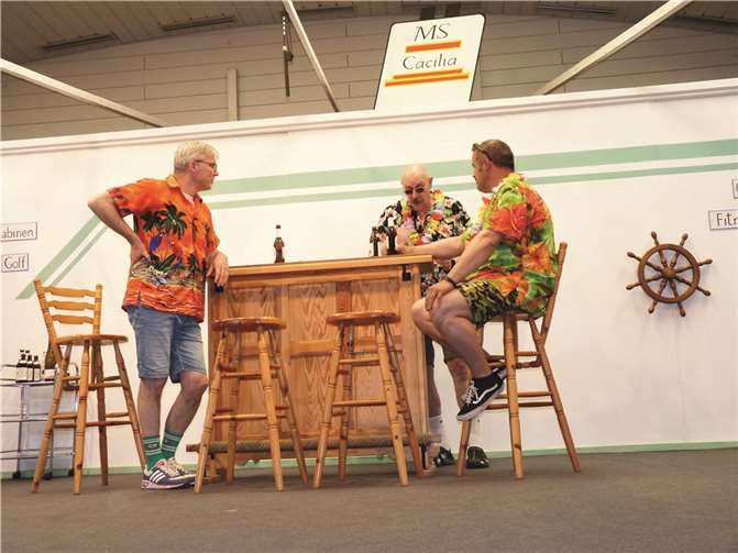 Mit großer Überredungskunst versuchten Klaus-Dieter Reinsch (li.) und Hermann Gruber (Mitte) Torsten von seinem Heiratsantrag abzubringen.