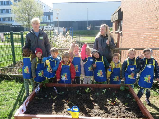 Mit grünem Daumen und großer Begeisterung: Elisa Löber und Andreas Janeczko von der EDEKA-Stiftung zeigen den kleinen Gärtnerinnen und Gärtnern der Kita Villa Regenbogen, wie Natur zum Erlebnis wird. Foto: Stadt Meckenheim