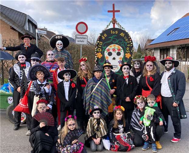 Mit gut 20 Teilnehmerinnen und Teilnehmern aus Jugend- und Erwachsenenabteilung nahm die St. Sebastianus Schützenbruderschaft Ersdorf-Altendorf e.V. unter dem Motto „Mier fiere och de Dude!“ (Wir feiern auch die Toten) im Rosenmontagszug des Doppelortes teil. Foto: Markus Feuser