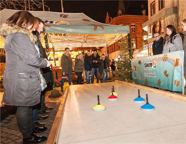 Mit gutem Auge und viel Gefühl können Spieler beim Eisstockschießen aus der Eisbahn der SWN punkten. Privat