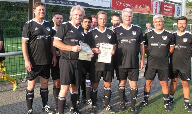 Mit gutem Fußball und zwei bemerkenswerten Jubiläumsspielen machten die AH Ellingen beim Turnier in Rengsdorf auf sich aufmerksam. Hinten von links: Jürgen Reinhard, Thorsten Schmitt, Ali Yama, Markus Ehgartner, Michael Petkovski, vorne von links: Jürgen Huth (333 Spiele), Andreas Bahn (111 Spiele), Bernd Kambeck, Giuseppe Carrubba und Danijel Ramljak. Foto: privat