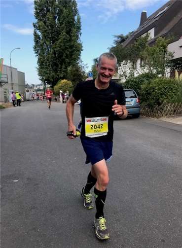 Mit guter Laune auf dem Weg ins Ziel im Halbmarathon.