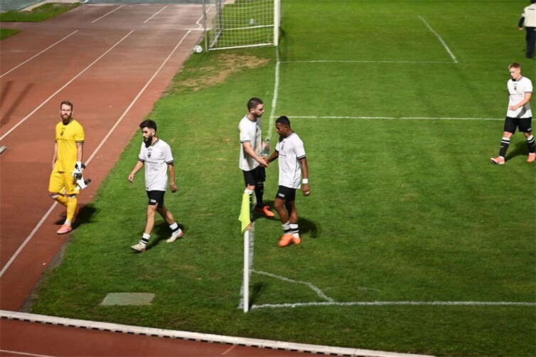 Mit hängenden Köpfen schlichen die Spieler des TuS Mayen vom Platz. Foto: SK