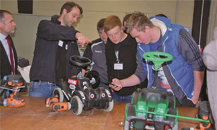 Mit handelsüblichen Akkuschraubern wurden Bobbycars zu „Rennmaschinen“ umgebaut.