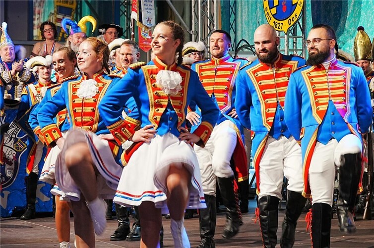 Mit handgemachter Musik und Tanz begeisterten die Heimbacher Prinzengarde seine Tollitäten und alles Fastnachtsgecken im Saal.