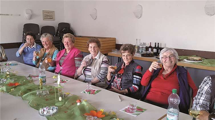 Mit hausgemachter Maibowle wurde auf den Wonnemonat Mai angestoßen. privat