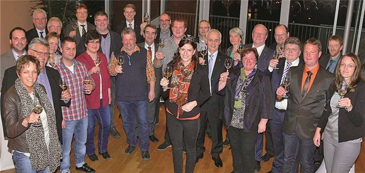 Mit hervorragenden Weinen der Ehrenpreisträger stieß die Gemeinschaft aus Winzerschaft, Verband und Kommunen auf die herausragende Leistung der Cochem-Zeller Betriebe bei der Landeswein- und Sektprämierung 2014 an. TE