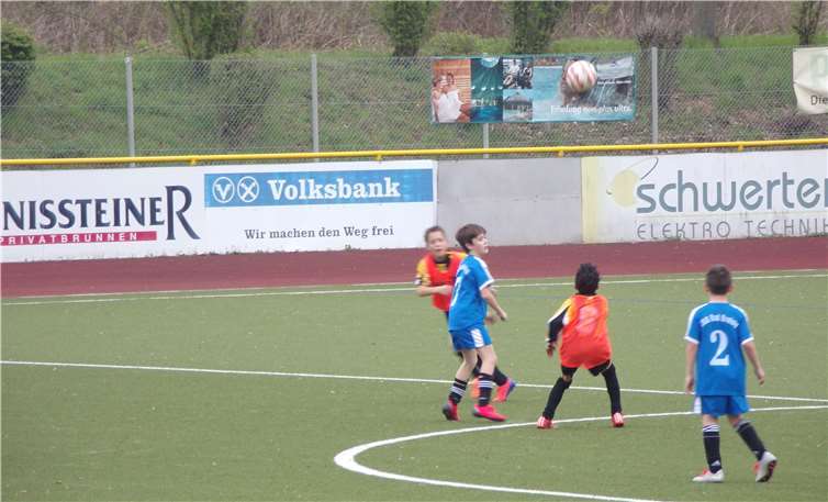 Mit hohen Bällen versuchten die Kids, die Abwehr zu überlisten. Foto: privat
