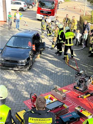 Mit hydraulischen Rettungsgeräten wurde die Befreiung einer eingeklemmten Person aus einem Auto demonstriert.