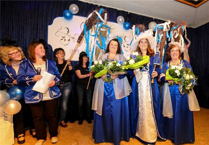 Mit ihrem Gefolge Sabine und Marion wird Eva I. die Tradition fortsetzen und Frohsinn verbreiten. Fotos: -EP-