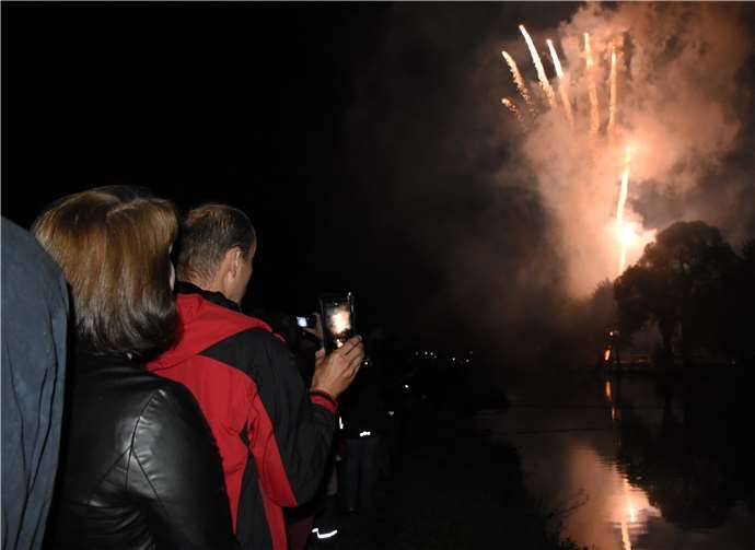 Mit ihrem Handy filmeten die meisten Besucher das Feuerwerk.