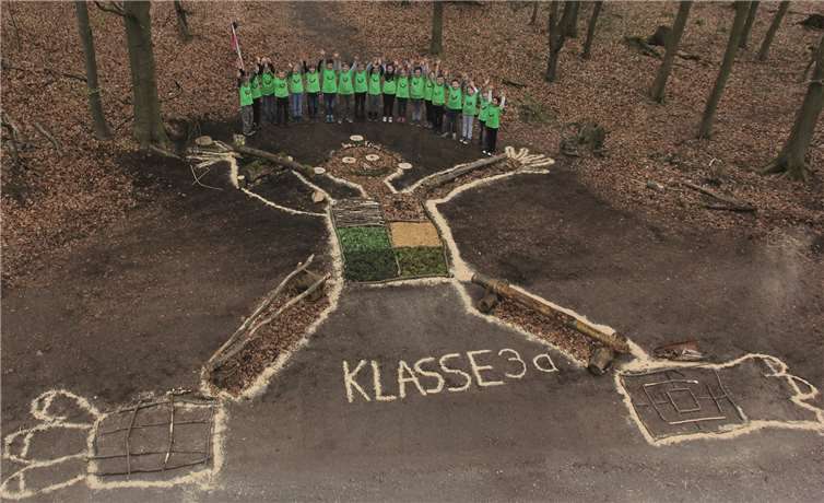 Mit ihrem Kunstwerk „Zapfenhüpfer - Trimm dich fit“ erreichte die Klasse den ersten Platz beim Landeswettbewerb „WaldKunst“. Privat