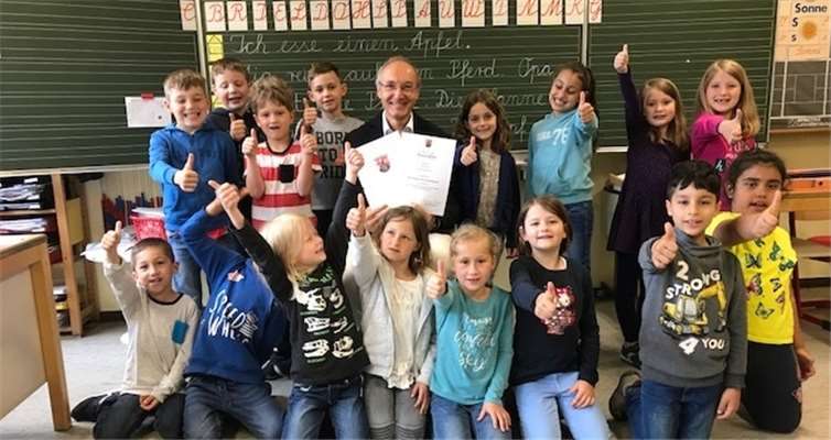 Mit ihrem Lehrer Gerold Brixius freuten sich die Schüler der ersten Klasse.  privat