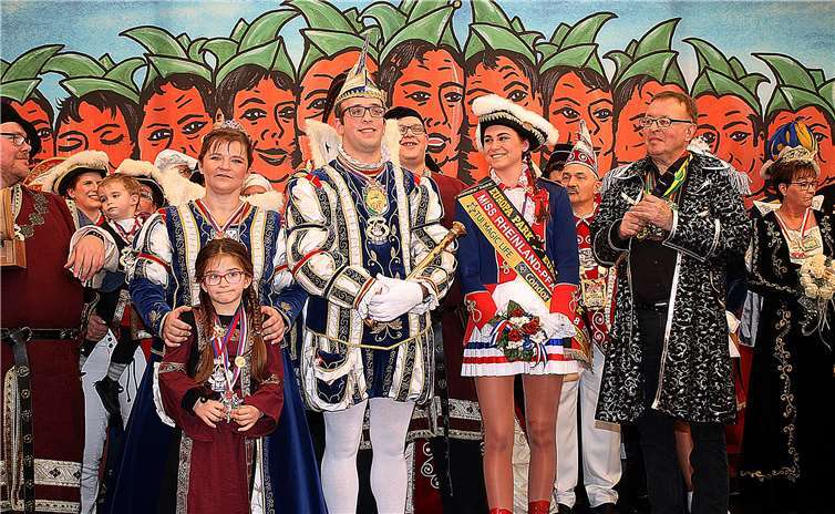 Mit ihrem Prinzenpaar und der Miss Rheinland - Pfalz, Laura Herter, war die KG Bad Breisig in Westum vertreten.RÜ