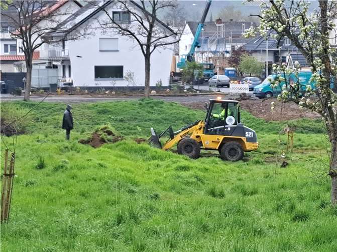Mit ihrem Radlader schaufelten die Mitglieder des Vereins „Arche e.V.“ in kürzester Zeit die Unebenheiten wieder zusammen. Foto: privat