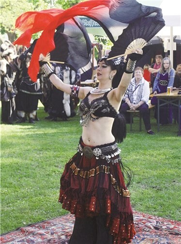 Mit ihrem Schleiertanz eroberte Bauchtänzerin Shalimar Sherif nicht nur das Herz von Attila.