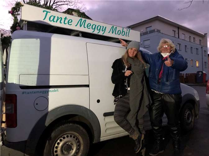 Mit ihrem Spendenmobil bereitet Margret Nicot (l.) Flutbetroffenen wie Marlies Winkler große Freude. Foto: Niklas Schonschek
