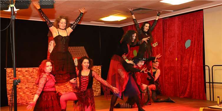 Mit ihrem „Tanz der Vampire“ entführte die Frauentanzgruppe „The Dancing Lions“ in die Unterwelt der Blutsauger. Fotos: privat