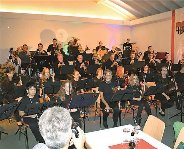 Mit ihrem breit gestreuten Repertoire begeisterte die „Null-Uhr-Kapell“ zusammen mit den Agundo-Streichern ihr Publikum. DL