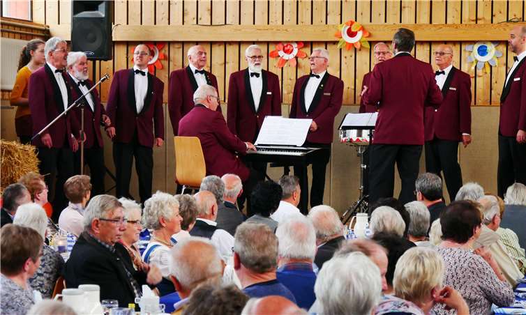 Mit ihrem breiten Repertoire, das von traditionellen Stücken bis zu Schlagern und Stimmungsmusik reicht, sorgten die Romeos für beste musikalische Unterhaltung. privat