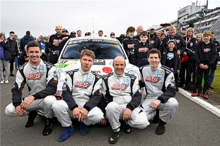 Mit ihrem ehrenamtlichen Einsatz beim 24h-Rennen zugunsten der Stiftung von „FLY & HELP“ konnte das Team von Bernd Albrecht bei den bisherigen Einsätzen schon Sponsorengelder für den Bau von 13 Schulen einfahren.