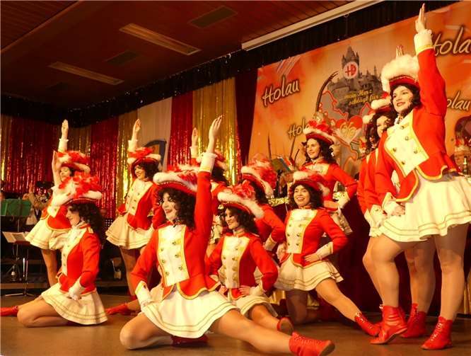 Mit ihrem furiosen Gardetanz eröffneten die charmanten Mädels der CKG-Prinzengarde das närrische Spektakel.