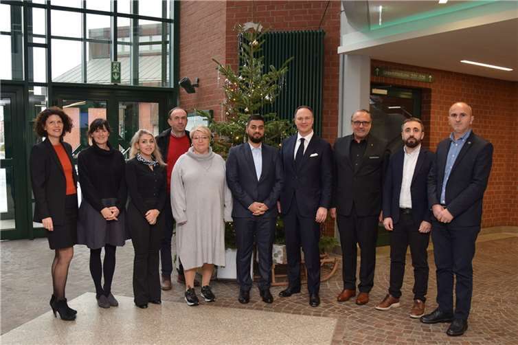 Mit ihrem internationalen Engagement setzt sich die HwK Koblenz für grenzüberschreitende Zusammenarbeit zur Stärkung des Handwerks ein. Auch im Ausland vertraut man auf die Expertise aus dem nördlichen Rheinland-Pfalz. Beim Besuch einer Delegation aus dem kosovarischen Wirtschaftsministerium kamen in den HwK-Schulungsstätten zusammen (v. l.): HwK-Geschäftsführerin für den Bereich Recht Susanne Terhorst, Leiterin der HwK-Auslandsprojekte Constanze Küsel, Liridona Hoti vom Prime Minister Legal Office Kosovo, Dolmetscher Jak Gjoni, Leiterin der HwK-Handwerksrolle Nicole Scherf, Vizeminister des Ministeriums für Industrie, Unternehmertum und Handel Kosovo (MIUH) Resul Makreshi, der Leiter der Abteilung Mittelstand und Innovation im Wirtschaftsministerium Rheinland-Pfalz Dr. Martin Hummrich, HwK-Hauptgeschäftsführer Ralf Hellrich, der Leiter der Abteilung Unternehmertum im MIUH Gurakuq Kastrati und Muhamet Hashani von der Abteilung Industrie im MIUH. Fotos: HwK Koblenz / Denise Nuß