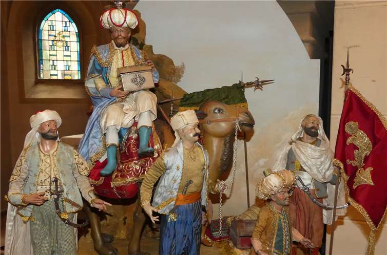 Mit ihrem prunkvollen Tross und Geschenken für das Jesuskindreisen diese beiden Weisen aus dem Morgenland mit Kamelen an.