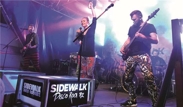 Mit ihrem sensationellen Auftritt verwandelte die Gruppe Sidewalk die Kirmesmeile wieder einmal in einen Hexenkessel. Fotos: FRE