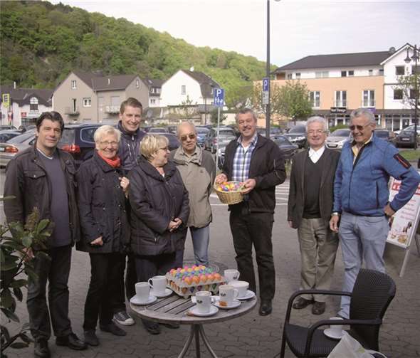 Mit ihrem traditionellen Ostereierstand auf dem EDEKA-Parkplatz standen Mitglieder des SPD-Ortsvereins Bad Breisig/Brohl-Lützing den Bürgerinnen und Bürgern zu Fragen über die Stadt und über die Verbandsgemeinde Bad Breisig zur Verfügung (von links): Michael Jungk, Anneliese Schwickert, Arnold Joosten, Anne Theuer, Siegwart Sassor, Manfred Schmitz, Bernd Lang und Albert Flügger.privat