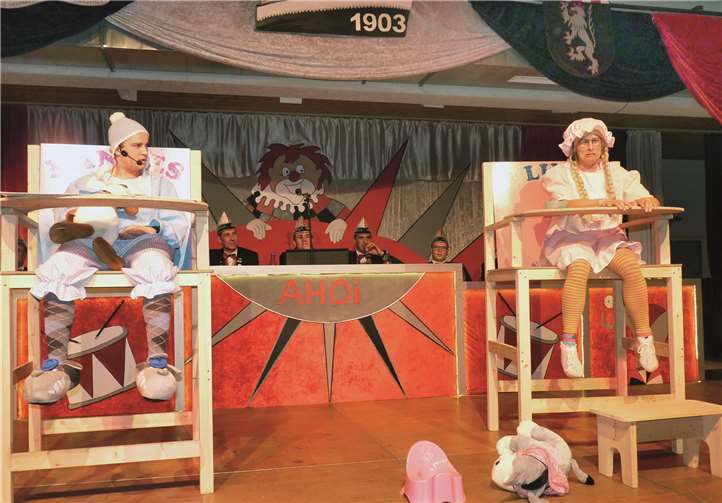 Mit ihrem zwerchfellerschütternden Sketch begeisterten die beiden „Babys“ Luci und Hannes, alias Ruth Franzen-Furch und Sohn Lukas