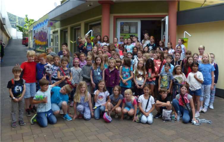 Mit ihren Begleitern von den Raiffeisenbanken, die den Malwettbewerb veranstaltet hatten, erlebten die Gewinner einen spannenden Kinonachmittag. privat