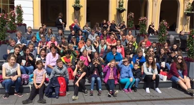 Mit ihren Betreuern erlebten die Mädchen und Jungen einen abwechslungsreichen Tag in Brühl.  privat