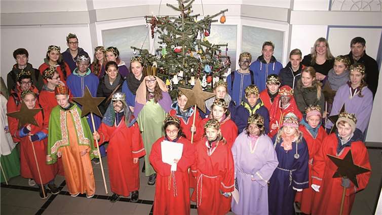 Mit ihren Betreuern machten sich die Mädchen und Jungen auf den Weg durch die Straßen der Barbarossastadt.