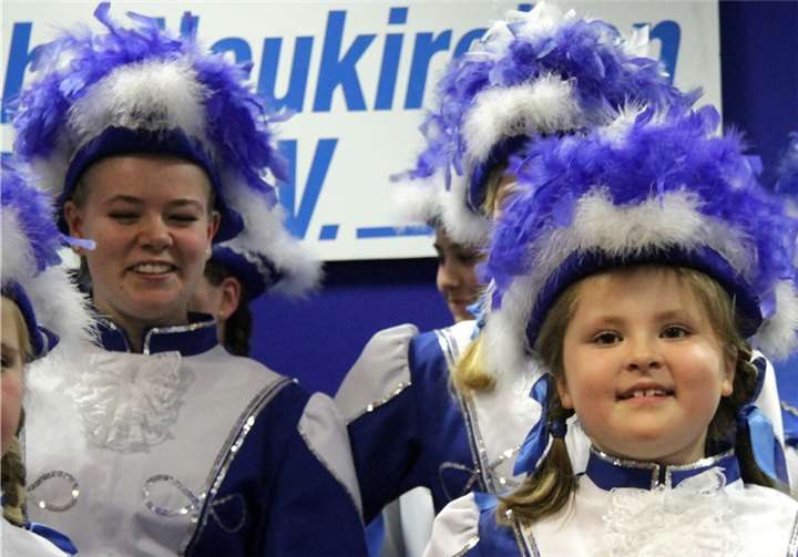 Mit ihren „Eigengewächsen“ zauberten die Karnevalsfreunde Merzbach Neukirchen ein buntes Rahmenprogramm zur Prunksitzung. Hier zeigt die Kleine Tanzgruppe ihren Gardetanz.