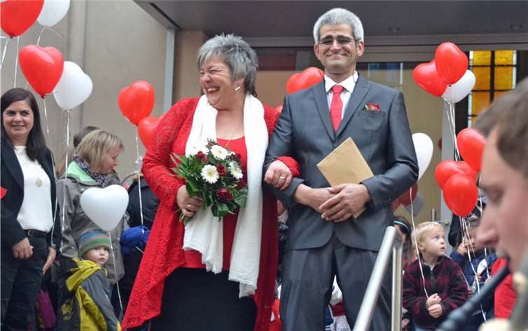 Mit ihren Familien, den Kindergartenkindern und Erzieherinnen von Kindergartenleiterin Brunhilde, den Möhnekolleginnen, den Kollegen von Franz-Josef und vielen Freunden feierten Bruni und Posaune-Jupp ihre Hochzeit. AB
