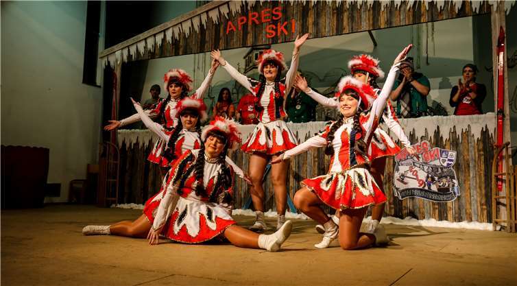 Mit ihren Gardetänzen und kölschen Tönenbegeisterte der Mosella Tanzverein die Narrenschar.