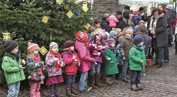 Mit ihren Glöckchen lockten die Pantaleon-Sänger sogar den Nikolaus auf den Scheurener Dorfplatz. DL