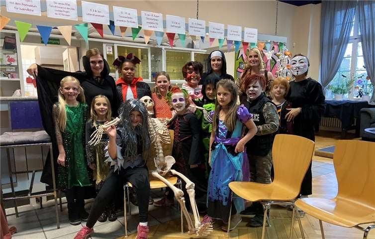 Mit ihren Kostümen hauchten die Jugendlichen der Party den richtigen Geist ein.Foto: privat