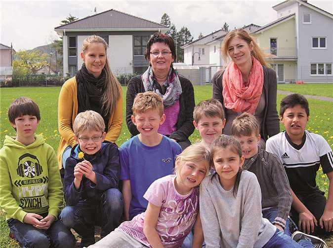 Mit ihren Lehrerinnen Frau Beutgen, Frau Naahs und Augsten wurden die acht Kinder auf ihre neue Arbeit als Streitschlichter vorbereitet. privat