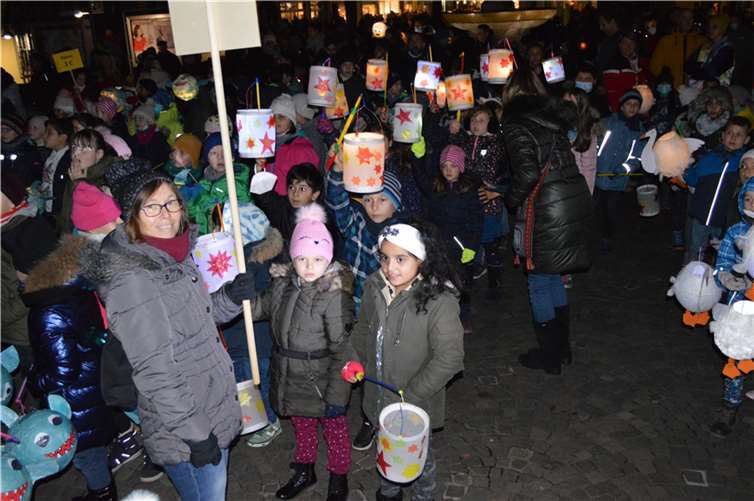 Mit ihren Martinslaternen zogen die Kinder durch Remagen. Foto: AB