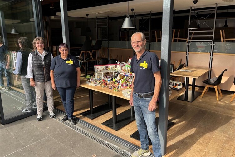 Mit ihren Playmobil-Welten bringen Monika und Bernd Winter Leben in die wegen Baumaßnahmen geschlossene Stadthalle. Stadtbürgermeisterin Melanie Leicher (l.) freut sich über den bunten Hingucker im Fenster des Restaurants.