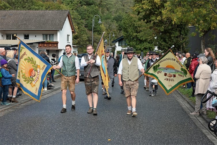 Mit ihren Traditionsfahnen vorneweg, die Junggesellen führen den Umzug an
