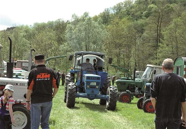 Mit ihren alten "Schätzchen" kamen die Oldtimer- und Treckerfans angereist.